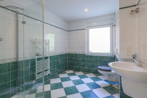 Eigentumswohnung in Stadtvilla zzgl Stpl u. Gartenanteil angrenz.am Berliner Forst - Bad Souterrain (8357)