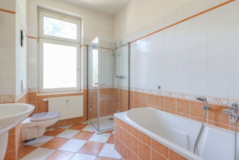 Eigentumswohnung in Stadtvilla zzgl Stpl u. Gartenanteil angrenz.am Berliner Forst - Bad Erdgeschoß I (8353)