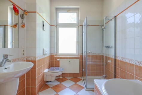 Eigentumswohnung in Stadtvilla zzgl Stpl u. Gartenanteil angrenz.am Berliner Forst - Bad Erdgeschoß II (8354)